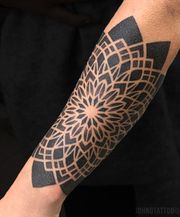 Mandala tatuering arm