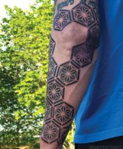 Hexagon Asanoha tatuering halvsleeve med dotwork.  