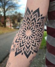 Dotwork mandala tatuering på armen. Stockholm, huddinge. 