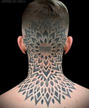 Mandala, geometri och dotwork tatuering baksida huvud och nacke. 