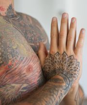 Hand mandala tatuering