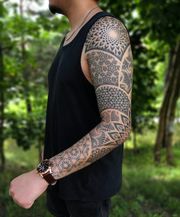 Geometrisk fullsleeve tatuering med mönster och mandalas